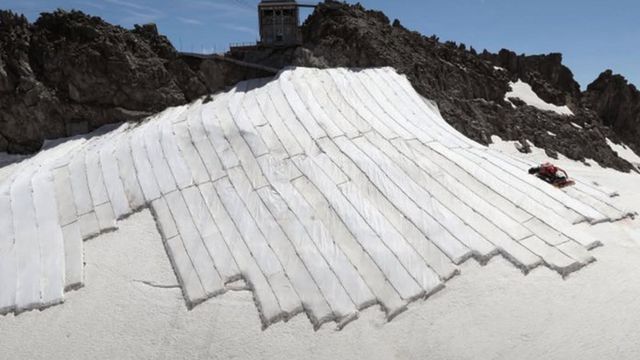 I teli per coprire i ghiacciai d'estate non sono una soluzione contro la crisi climatica