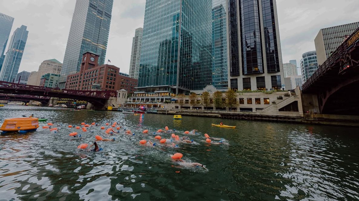 Chicago River torna balneabile dopo quasi un secolo: la prima nuotata ufficiale celebra la rinascita del fiume
