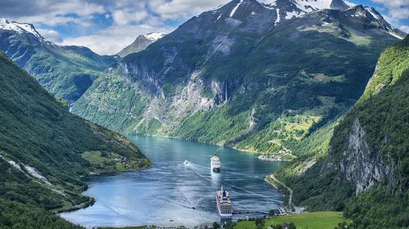 Gli allevamenti di salmone nei fiordi in Norvegia inquinano come le acque reflue non trattate di 30 milioni di persone