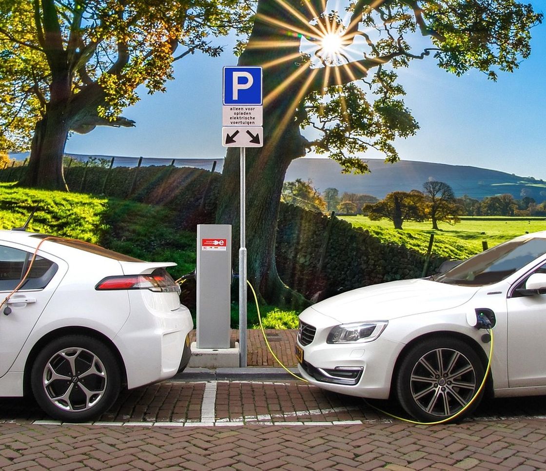 Auto diesel in calo del 67% in dieci anni: l’Europa accelera verso elettrico e benzina