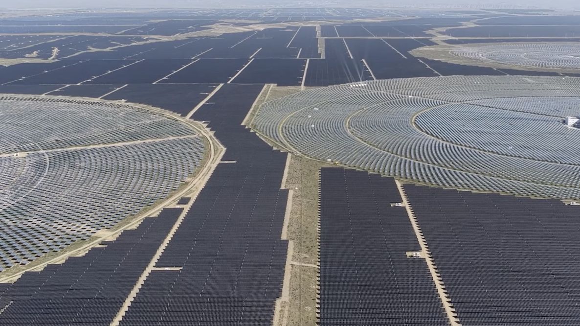 La Cina sta ricoprendo le montagne di pannelli solari