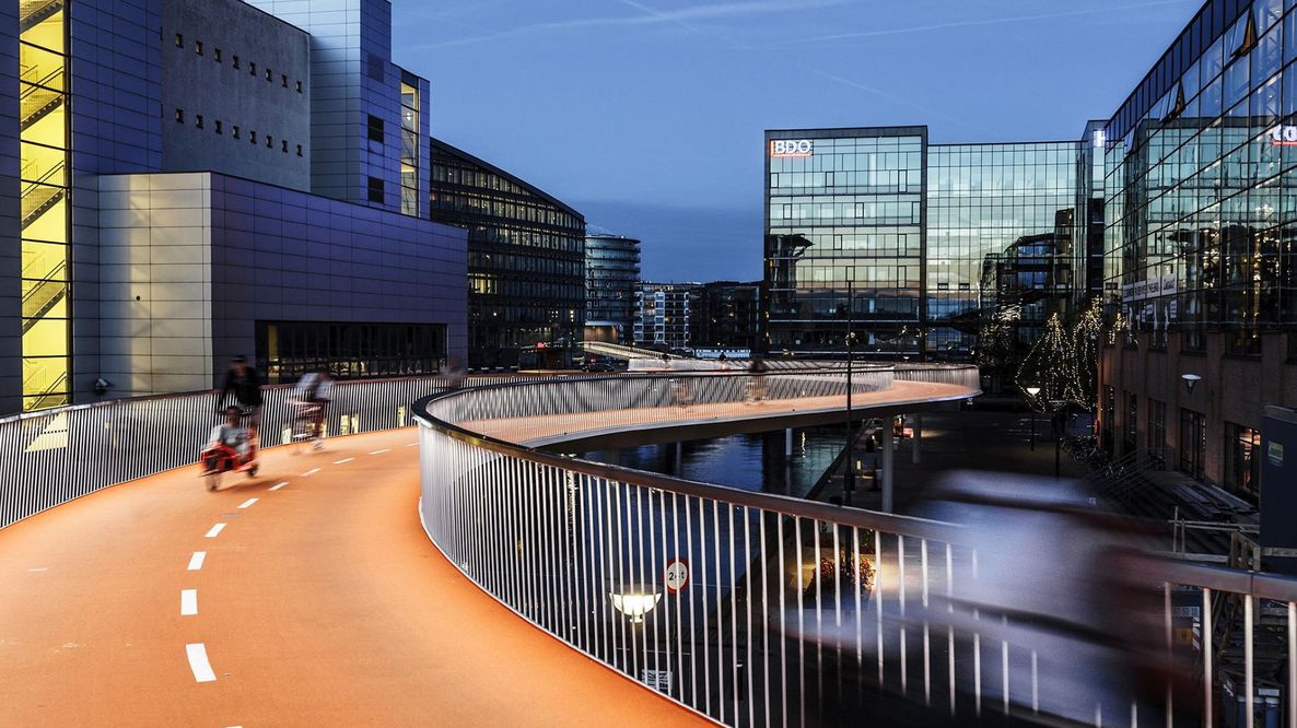Il “Serpente ciclabile” di Copenaghen: 10 del ponte che ha cambiato la mobilità urbana