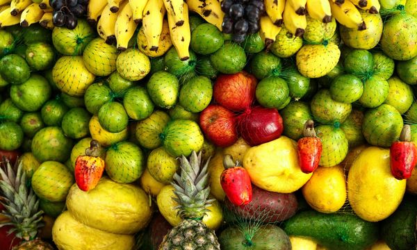 Pesticidi, i 5 frutti più contaminati in Italia: uva in testa con 19 molecole diverse