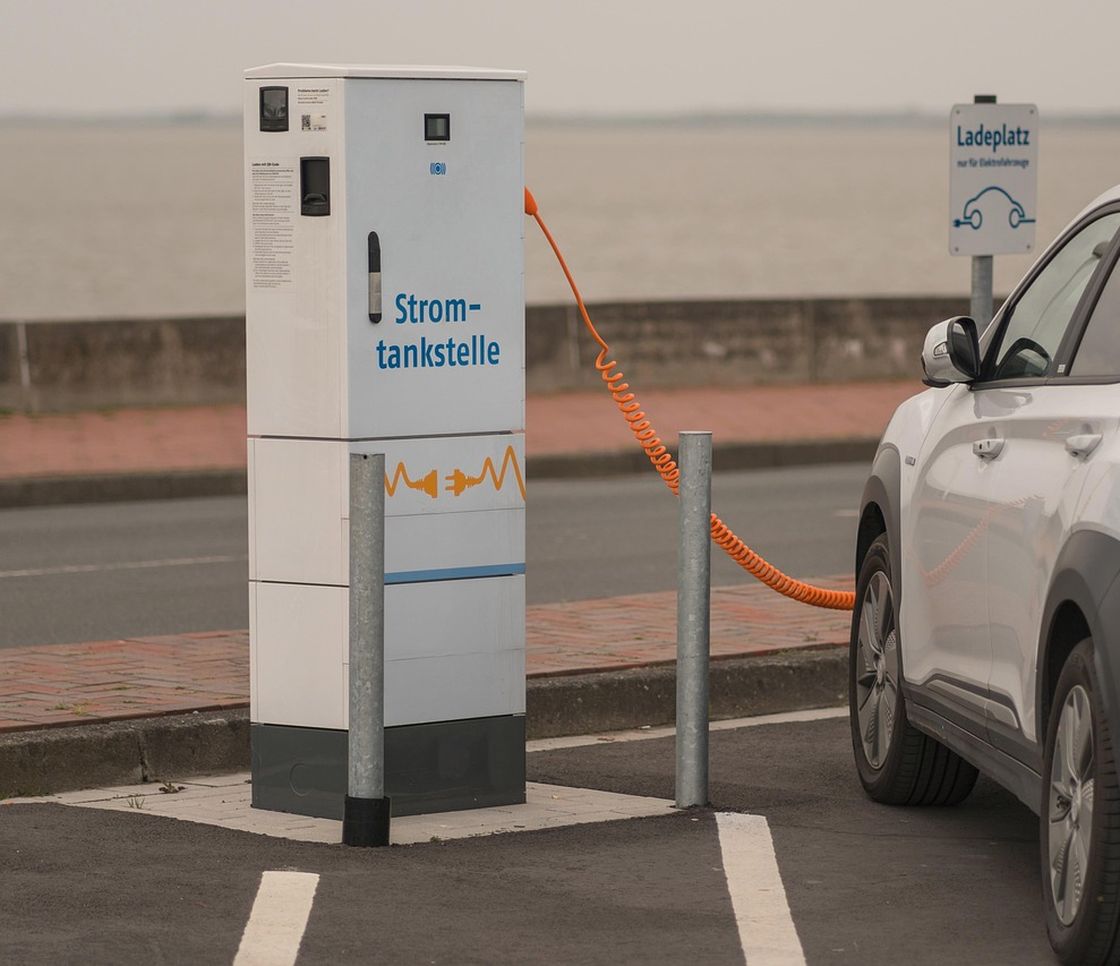 Auto elettriche, vendite in Europa +51% a marzo: la guerra accelera l’addio ai motori a combustione