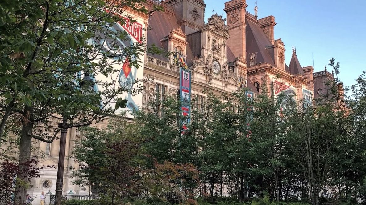 Parigi inaugura la sua nuova foresta urbana davanti all’Hôtel de Ville