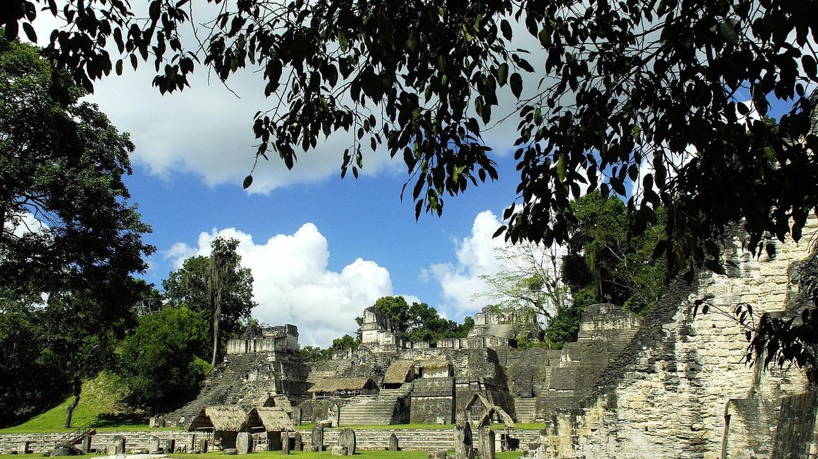 Il Guatemala rinuncia al petrolio nella Riserva Maya: stop all’estrazione nella Laguna del Tigre