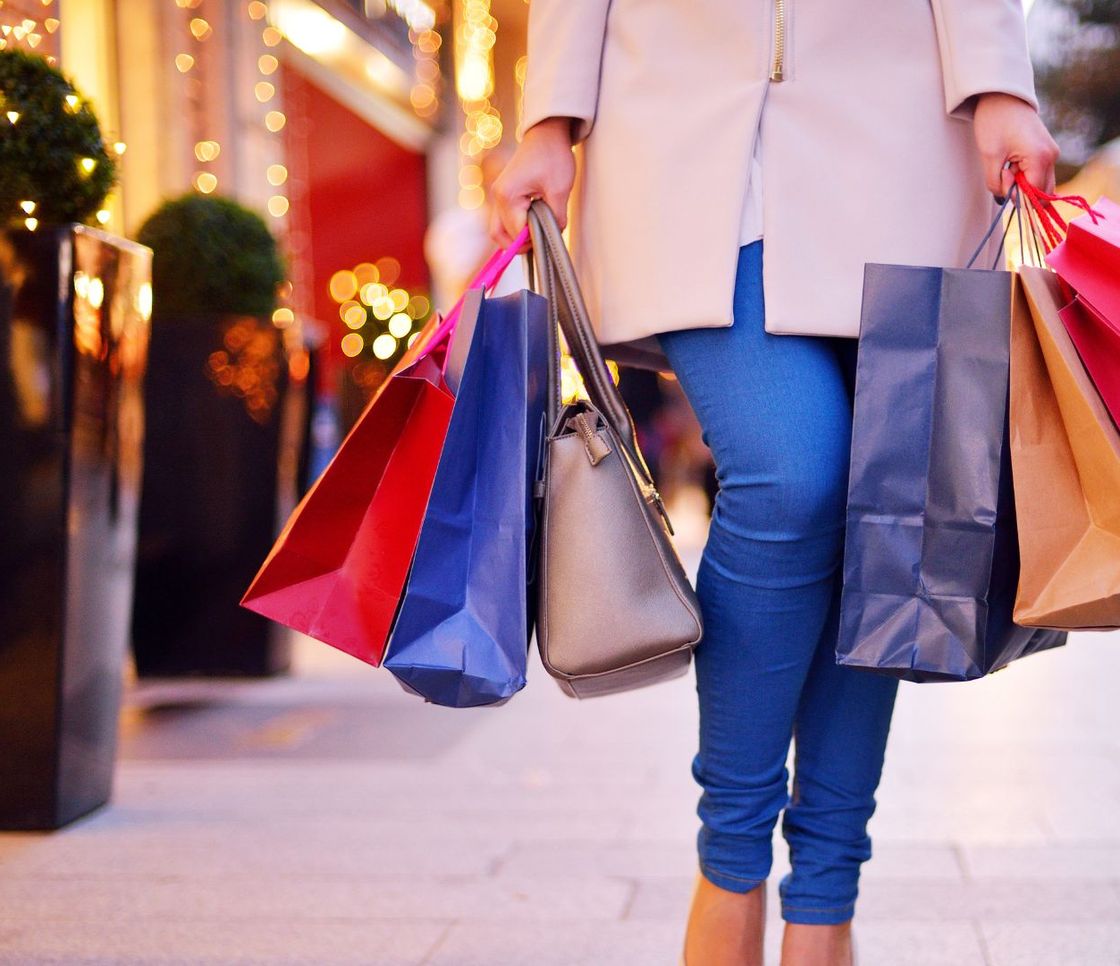 Black Friday, l’indagine di Greenpeace su Shein: “Sostanze tossiche su un terzo di abiti”