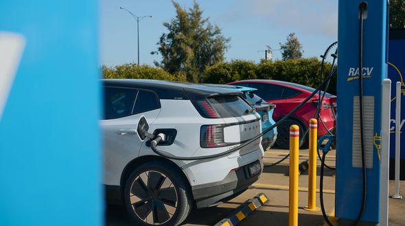 Ricarica elettrica in Italia: rete in crescita, ma il settore chiede più sostegno per accelerare la transizione