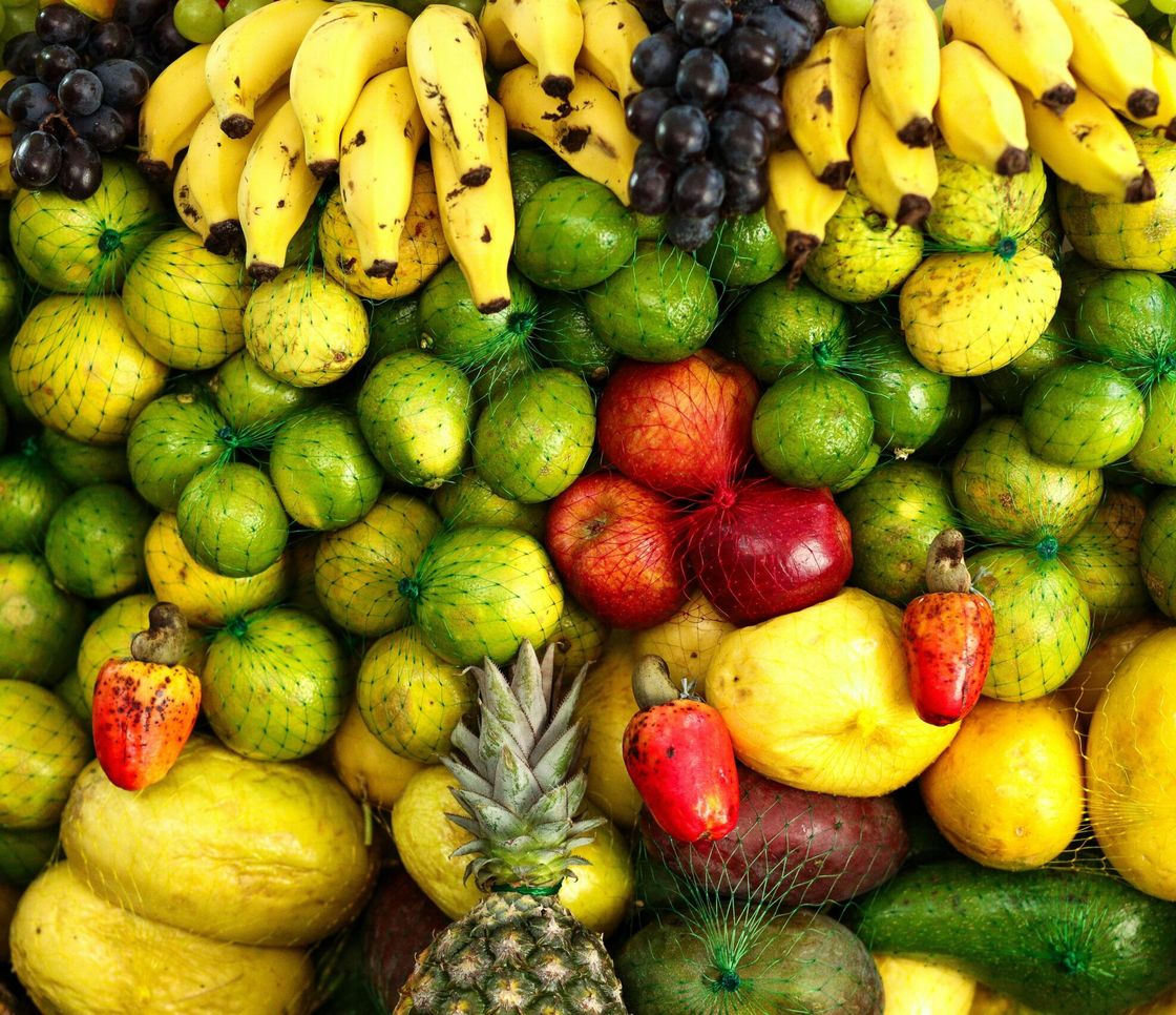 Pesticidi, i 5 frutti più contaminati in Italia: uva in testa con 19 molecole diverse