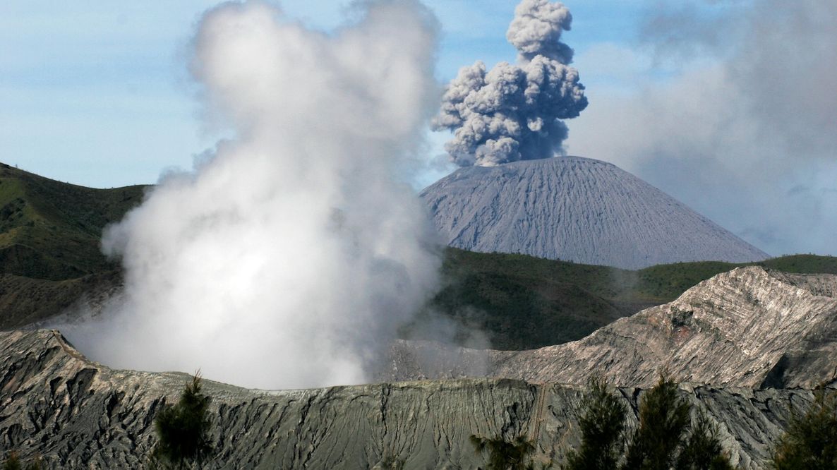 Quando il ghiaccio si scioglie… i vulcani si risvegliano: ecco come il clima può scatenare eruzioni esplosive