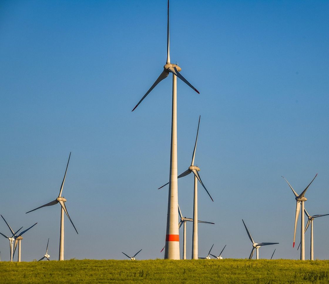 Rinnovabili, solare ed eolico trainano il 96,8% delle nuove installazioni nel 2025