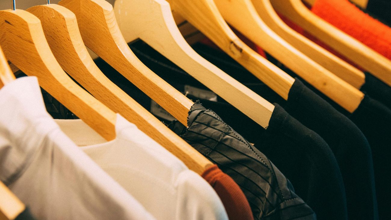 Fast fashion, arriva la stretta dell’UE: stop alla distruzione dei vestiti invenduti