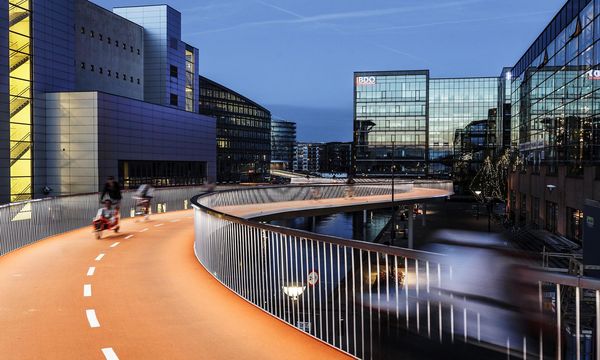 Il “Serpente ciclabile” di Copenaghen: 10 del ponte che ha cambiato la mobilità urbana
