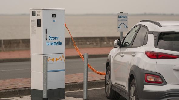 Auto elettriche, vendite in Europa +51% a marzo: la guerra accelera l’addio ai motori a combustione