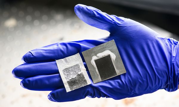Dissalazione solare senza scarti: i pannelli che producono acqua dolce ed estraggono il litio dal mare