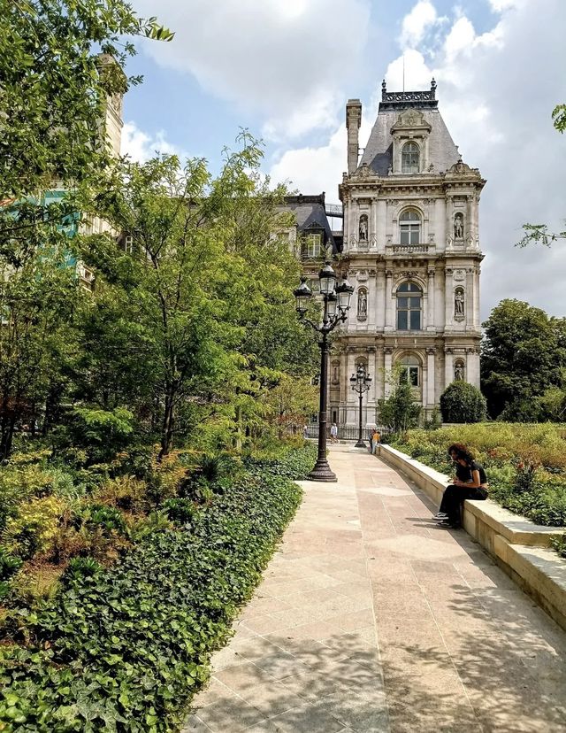 Parigi inaugura la sua nuova foresta urbana