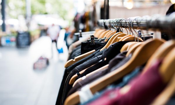 Vietato distruggere abiti invenduti: la norma UE che cambia le regole della moda