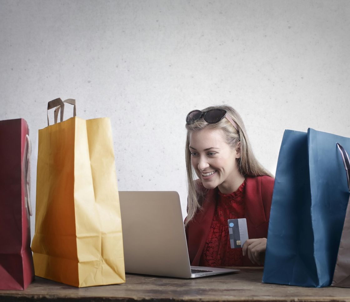 La Francia tassa la fast fashion estrema: da 0,25 a 12 euro per capo. Nel mirino Shein e Temu
