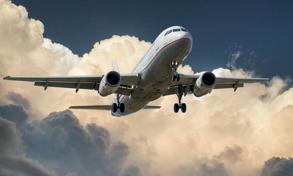 Stop al greenwashing nei cieli europei: 21 compagnie aeree rinunciano alle false promesse sui voli “a impatto zero”