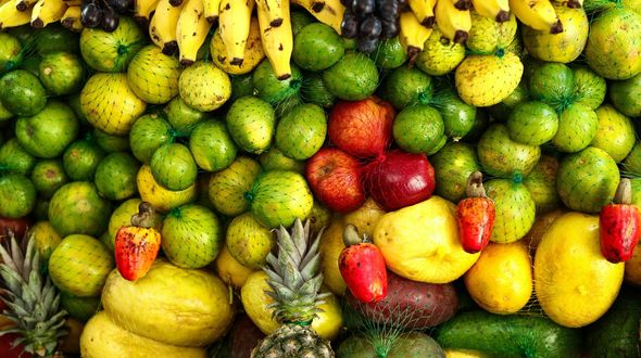 Pesticidi, i 5 frutti più contaminati in Italia: uva in testa con 19 molecole diverse