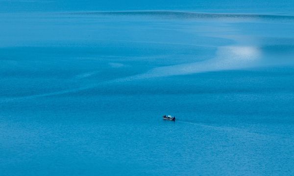 Mare e laghi italiani sotto attacco: inquinamento e crisi climatica minacciano le acque