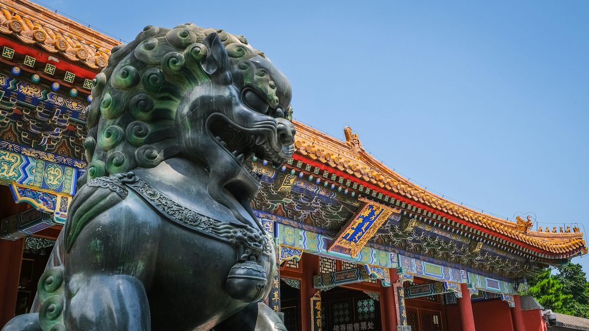 Cina, le emissioni di CO₂ si stabilizzano: rinnovabili record e segnali di un picco anticipato