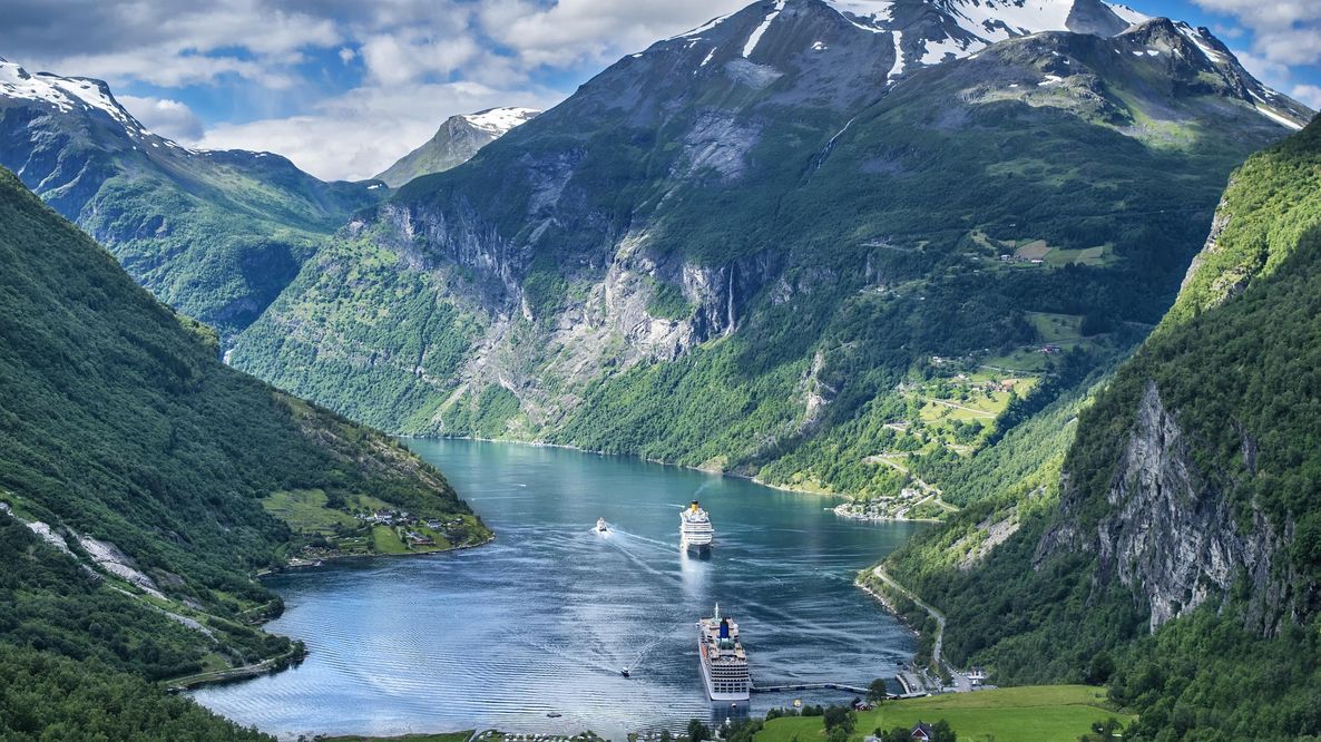 Gli allevamenti di salmone nei fiordi in Norvegia inquinano come le acque reflue non trattate di 30 milioni di persone