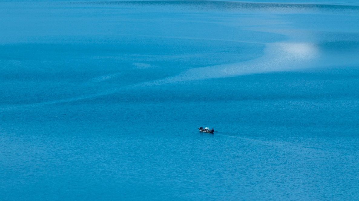 Mare e laghi italiani sotto attacco: inquinamento e crisi climatica minacciano le acque