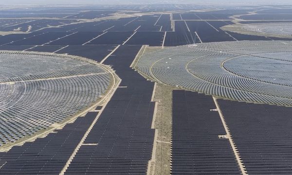 La Cina sta ricoprendo le montagne di pannelli solari