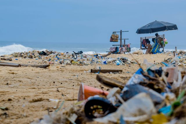 Beach Litter 2025: sulle spiagge italiane quasi 900 rifiuti ogni 100 metri