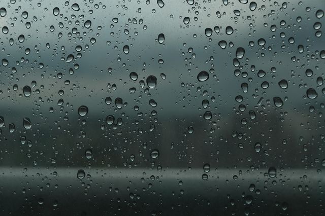 Acqua piovana sui tetti contro il caldo urbano