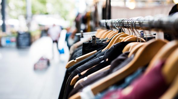 Vietato distruggere abiti invenduti: la norma UE che cambia le regole della moda