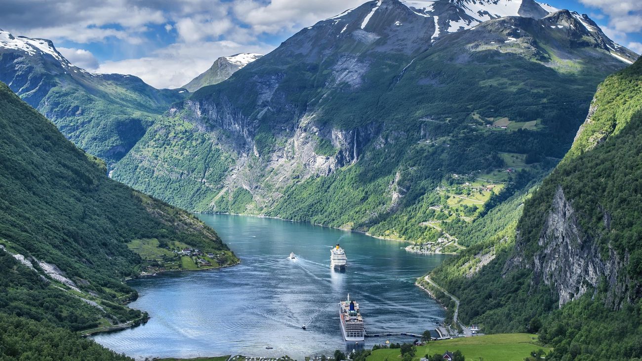 Gli allevamenti di salmone nei fiordi in Norvegia inquinano come le acque reflue non trattate di 30 milioni di persone