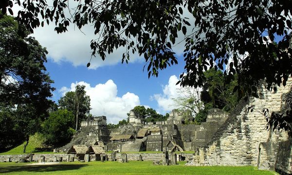 Il Guatemala rinuncia al petrolio nella Riserva Maya: stop all’estrazione nella Laguna del Tigre