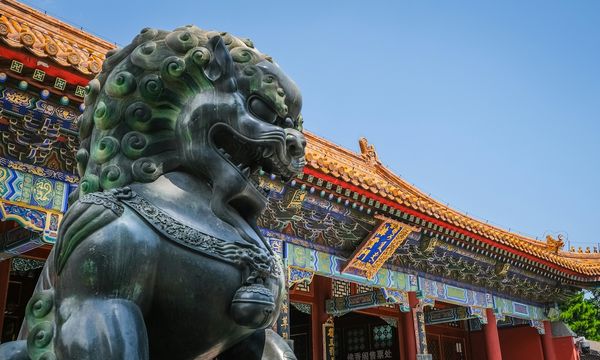 Cina, le emissioni di CO₂ si stabilizzano: rinnovabili record e segnali di un picco anticipato