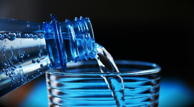 PFAS anche nell'acqua minerale in bottiglia