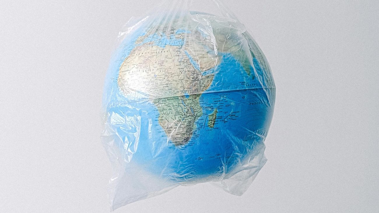 Una studentessa 18enne vince l’Earth Prize europeo con una plastica biodegradabile che elimina le microplastiche