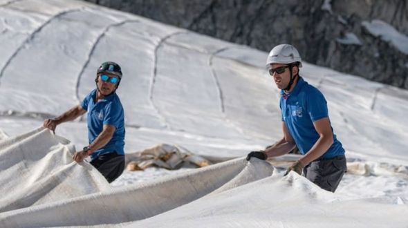 I teli per coprire i ghiacciai d’estate non sono una soluzione contro la crisi climatica