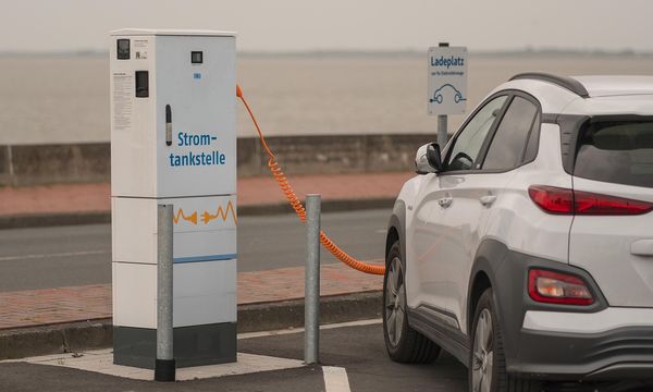 Auto elettriche, vendite in Europa +51% a marzo: la guerra accelera l’addio ai motori a combustione