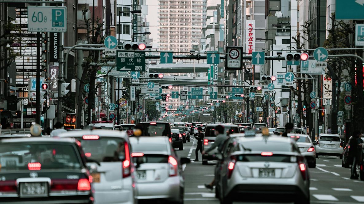 Giappone, emissioni nette sotto il miliardo di tonnellate per la prima volta: record storico nel 2024