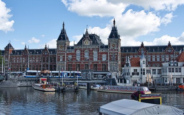 Amsterdam vieta la pubblicit&agrave; per carne e combustibili fossili: prima capitale al mondo a farlo