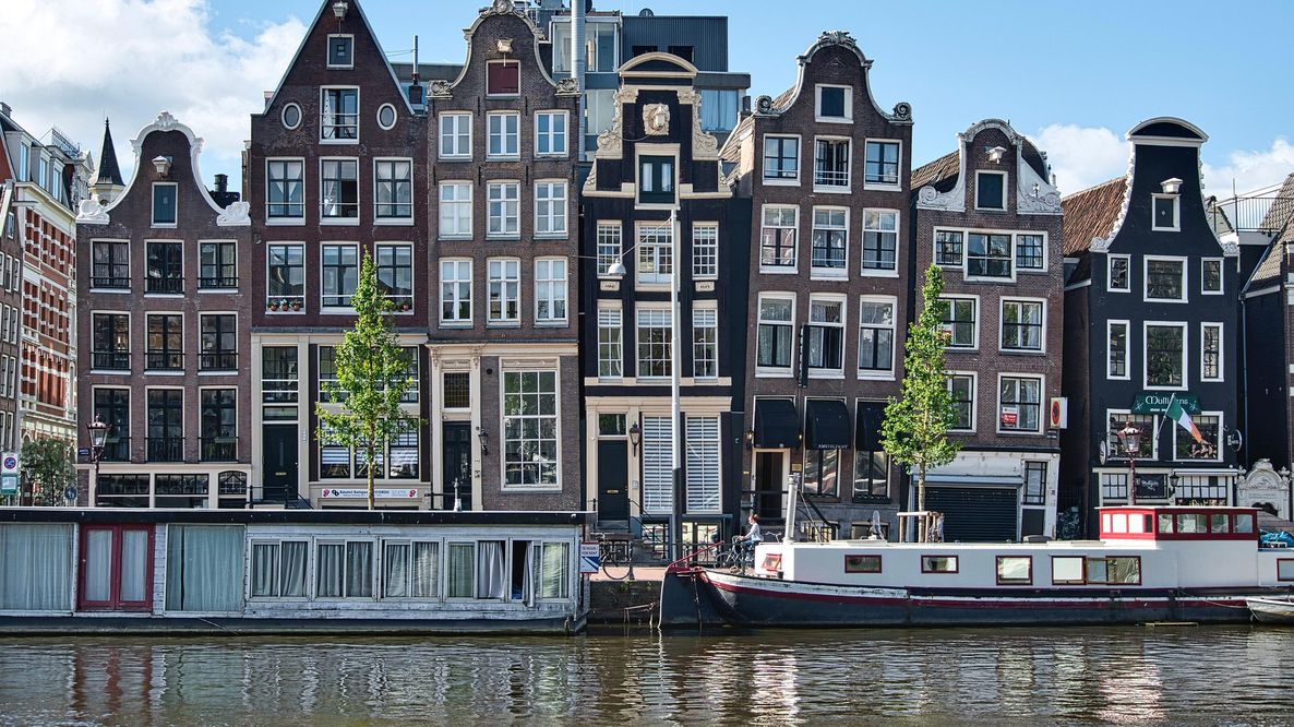 Amsterdam vieta la pubblicità per carne e combustibili fossili: prima capitale al mondo a farlo