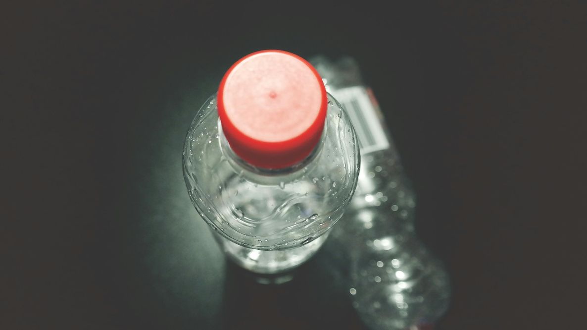 PFAS anche nell’acqua minerale in bottiglia: i risultati di un nuovo studio