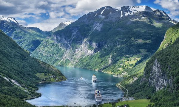 Gli allevamenti di salmone nei fiordi in Norvegia inquinano come le acque reflue non trattate di 30 milioni di persone