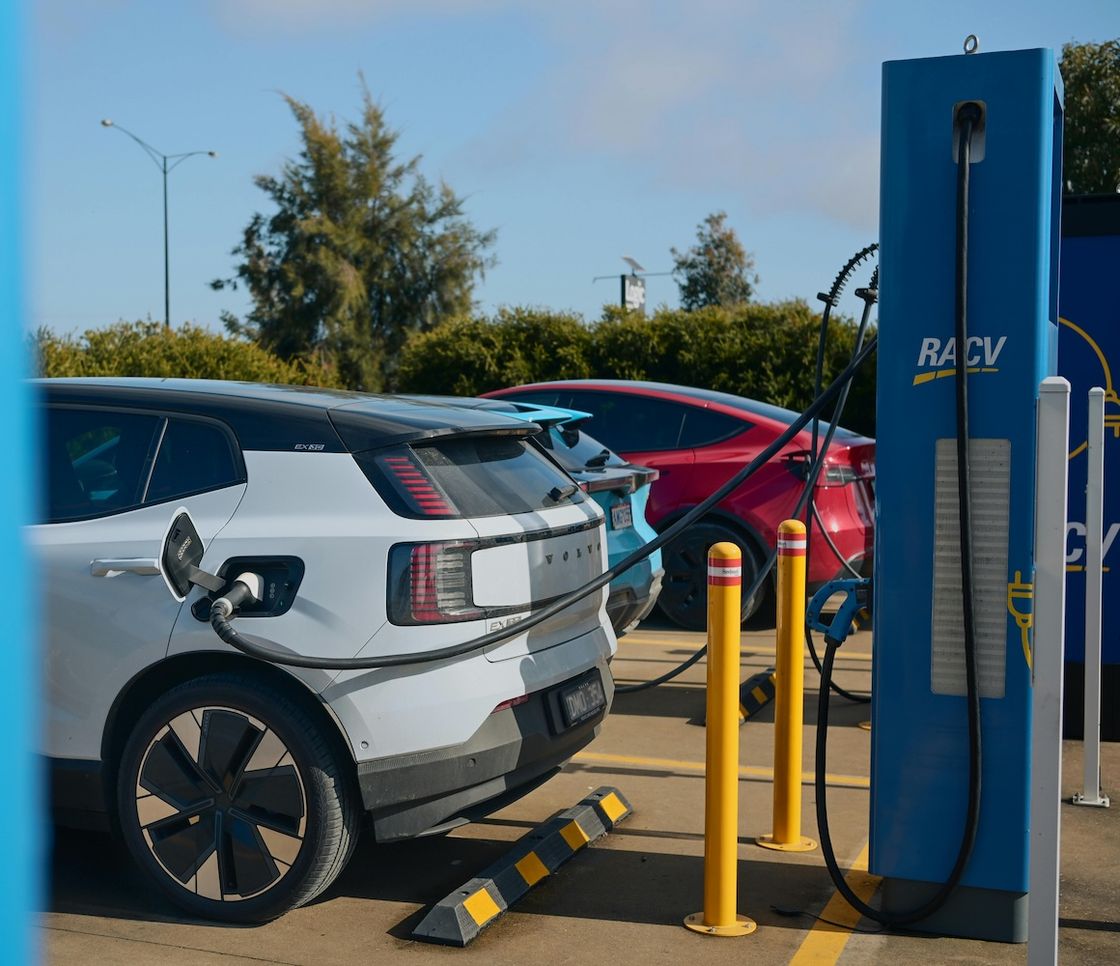 Ricarica elettrica in Italia: rete in crescita, ma il settore chiede più sostegno per accelerare la transizione